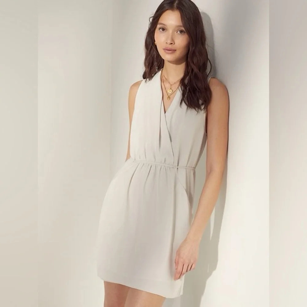 Wilfred Aritzia classic elegant  white dress with a V neckline Size S pockets